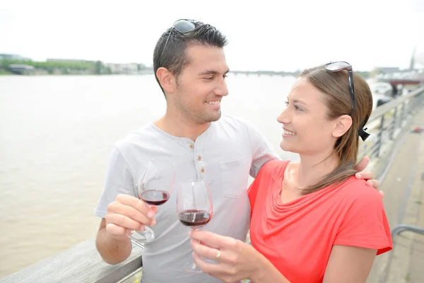 Casal Beber Vinho Beira Rio — Fotografia de Stock