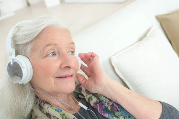Äldre Kvinna Lyssna Musik — Stockfoto