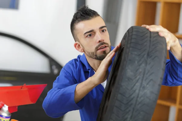 Auto Service Εργαζόμενος Μέτρηση Καουτσούκ Αυτοκίνητο Τροχό Προστατευτικό Των Ελαστικών — Φωτογραφία Αρχείου