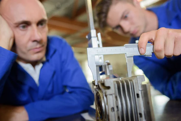 Leerling Meten Een Cilinder Met Een Vernier Gauge — Stockfoto