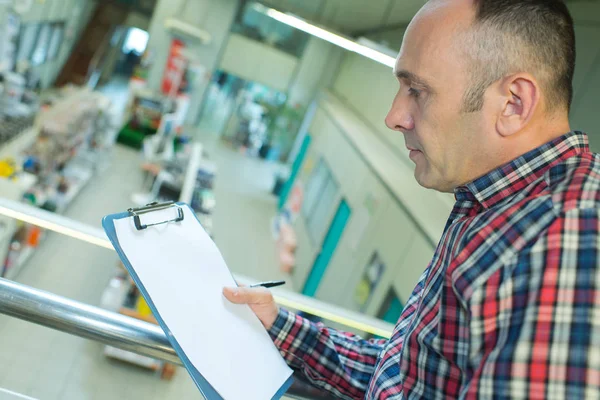 Çalışan Bir Depo Içinde Clipboard Bakıyor — Stok fotoğraf