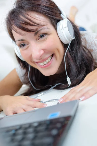 Usmívající Žena Doma Pracovat Svém Laptopu — Stock fotografie
