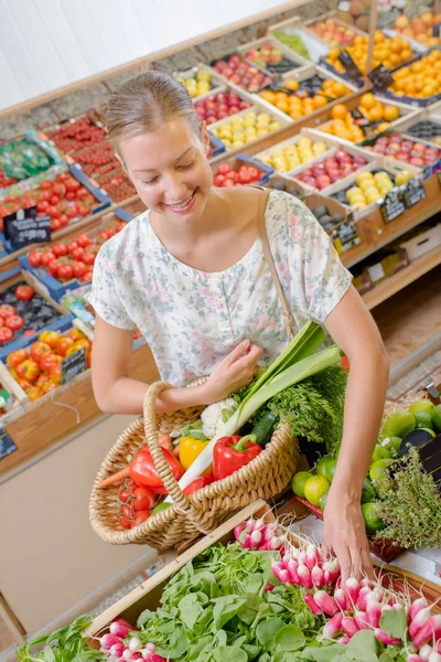 Mujer Comprando Verduras —  Fotos de Stock