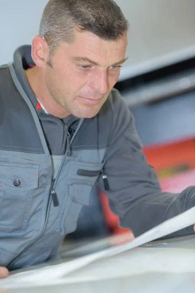 Mann Arbeitet Einer Fabrik — Stockfoto