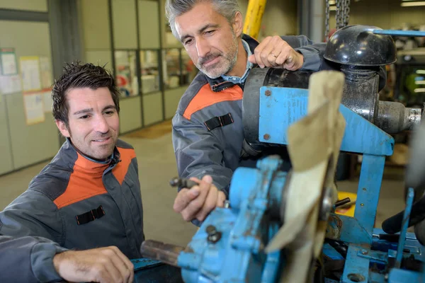 Dois Trabalhadores Fábrica Máquina — Fotografia de Stock