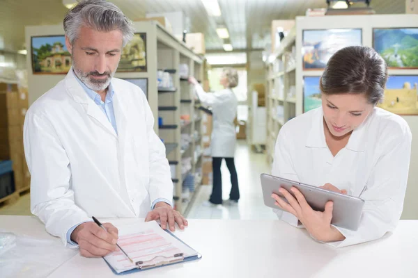 Farmacêuticos Sorridentes Com Prancheta Tablet Digital Farmácia — Fotografia de Stock