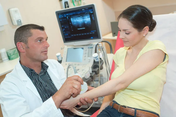 Médecin Masculin Avec Patiente Subissant Une Échographie Bras — Photo