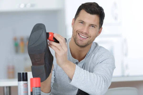 Knappe Man Met Het Schoonmaken Van Borstel Zwart Lederen Schoen — Stockfoto