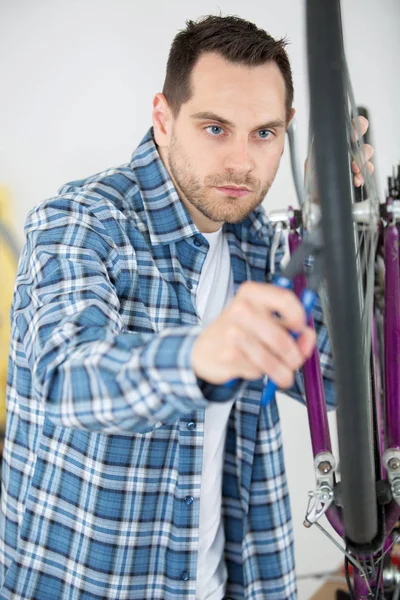 Hombre Fijación Rueda Bicicleta Tienda —  Fotos de Stock