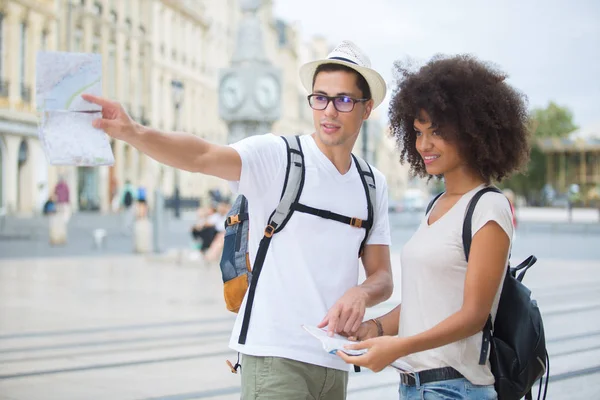 Glada Turister Med Karta Sightseeing Stad — Stockfoto