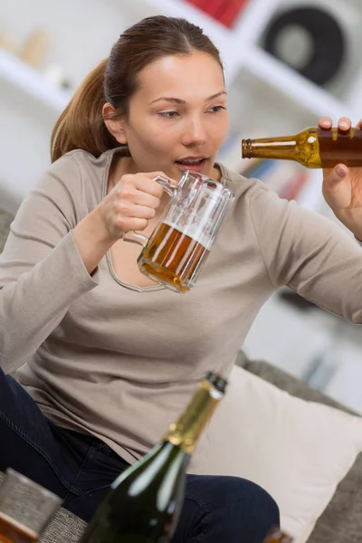 Bêbado Jovem Sofá Com Garrafa Cerveja Mão — Fotografia de Stock