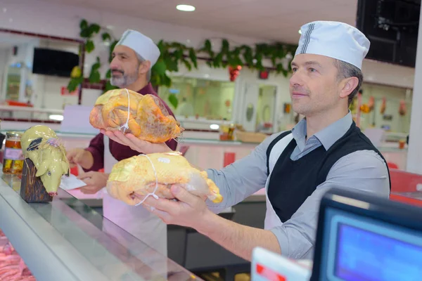 Dos Trabajadores Rebanando Jamón Sonriendo Tienda —  Fotos de Stock