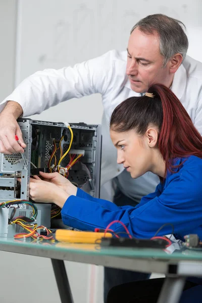 Technik Żeński Pracujący Tranzystorem — Zdjęcie stockowe