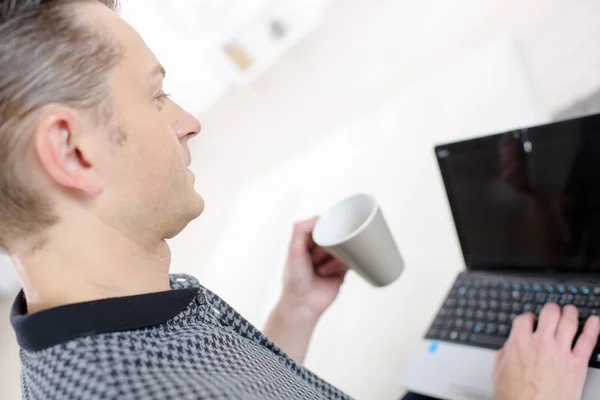 Homem Feliz Com Laptop Cozinha — Fotografia de Stock