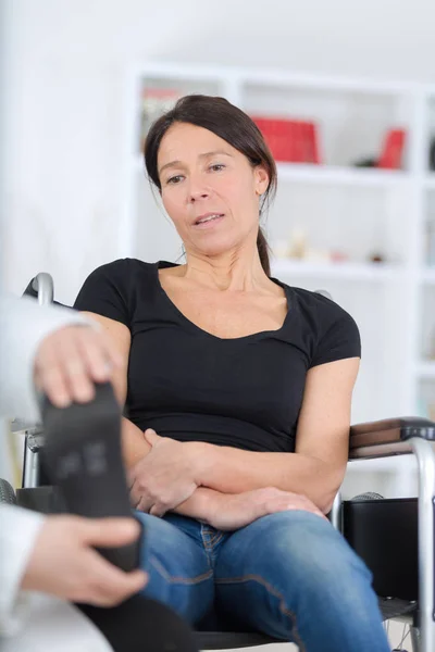 Mulher Com Deficiência Ter Pressão Arterial Medida — Fotografia de Stock
