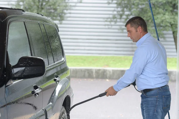 Lavado Coches Hombre Que Trabaja Con Lavadora Alta Presión — Foto de Stock