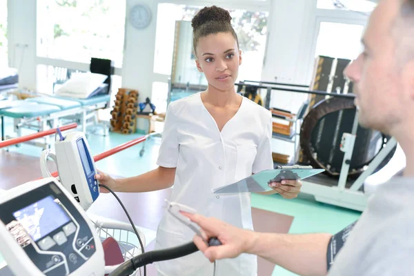 Kvinnliga Läkare Besöker Hennes Manlig Patient Rehabiliteringscenter — Stockfoto