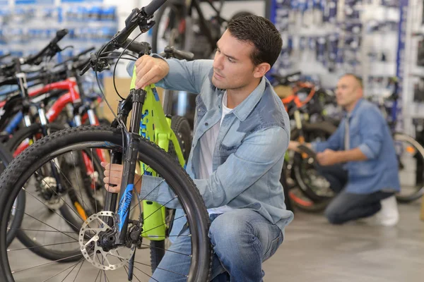 Красивый Молодой Человек Покупает Правильный Велосипед Спортивном Магазине — стоковое фото