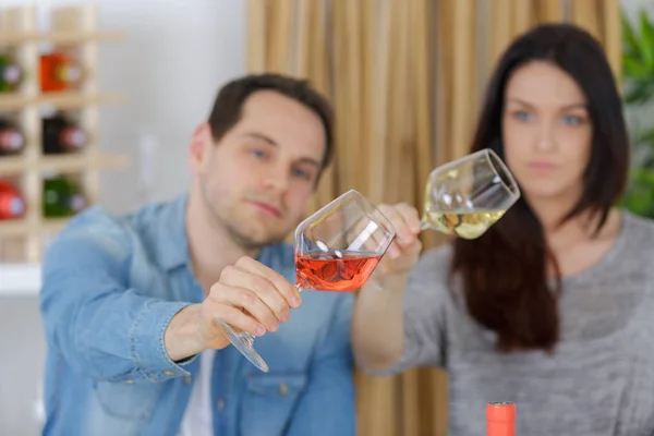 Casal Beber Vinho Enquanto Está — Fotografia de Stock