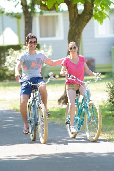 カップルの自転車に乗る — Stockfoto