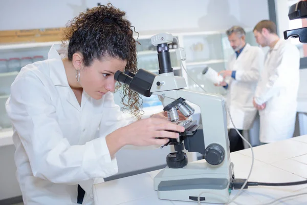 Estudiante Ciencias Bastante Usando Microscopio Universidad — Foto de Stock