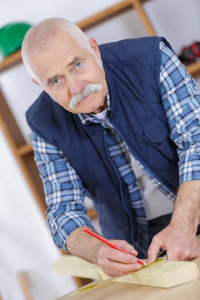 Falegname Usando Rettilineo Tracciare Una Linea — Foto Stock