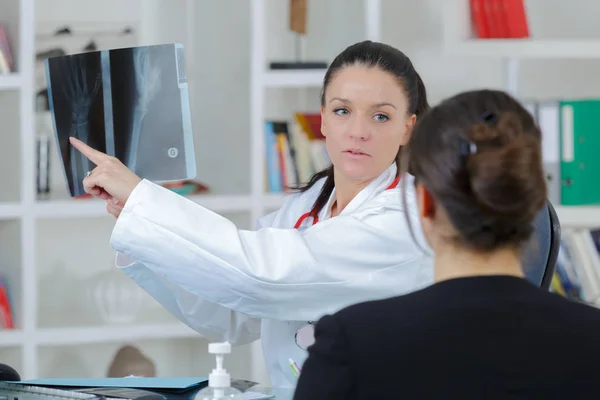 Médico Mostrando Xray Saudável Para Muito Paciente Sexo Feminino — Fotografia de Stock