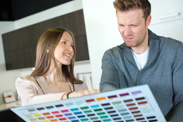 Colegios Masculinos Femeninos Discutiendo Muestras Color —  Fotos de Stock