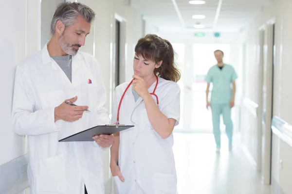 Krankenschwester Gibt Dem Arzt Das Klemmbrett — Stockfoto