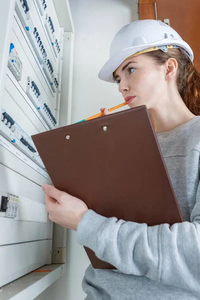 Mujer Trabajadora Mantenimiento Eléctrico — Foto de Stock