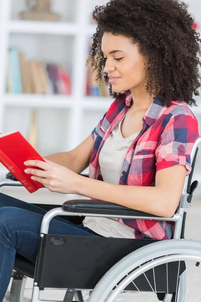 Jovem Leitura Sexo Feminino Cadeira Rodas — Fotografia de Stock