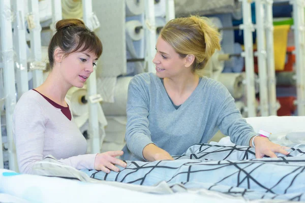 Due Gioiose Amiche Sorridenti Che Scelgono Tessuto — Foto Stock