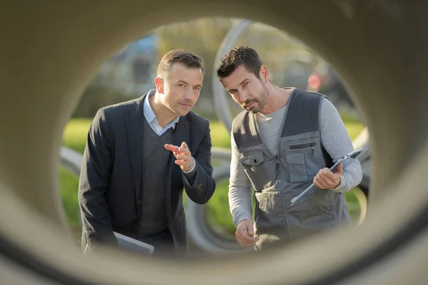 Lavoratori Che Parlano Attraverso Tubo Cemento Prefabbricato — Foto Stock