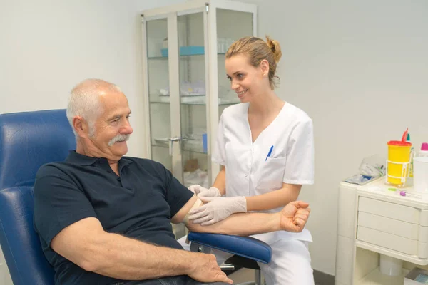 Arzt Sammelt Bei Senioren Blut Für Test Krankenhaus — Stockfoto