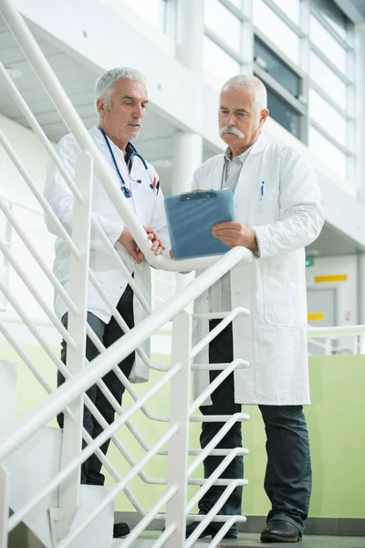 Médico Falando Hospital — Fotografia de Stock