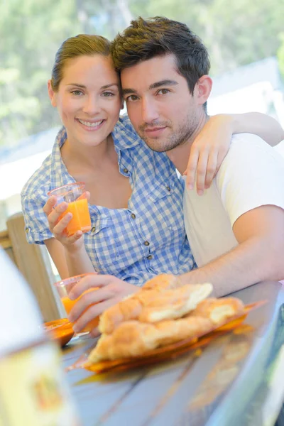 夫妇拥抱在早餐的肖像 — 图库照片