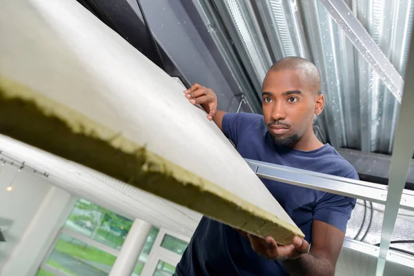 Costruttore Che Tiene Materiale Isolante Nello Spazio Del Tetto — Foto Stock