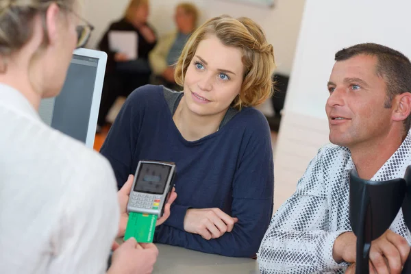 Echtpaar Met Verzekeringsagent — Stockfoto