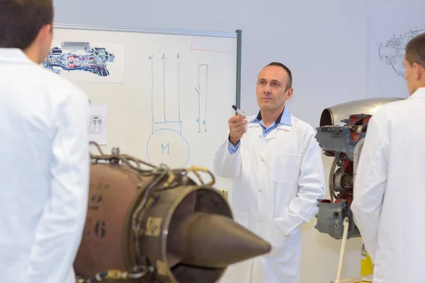 Docent Met Technische Studenten — Stockfoto