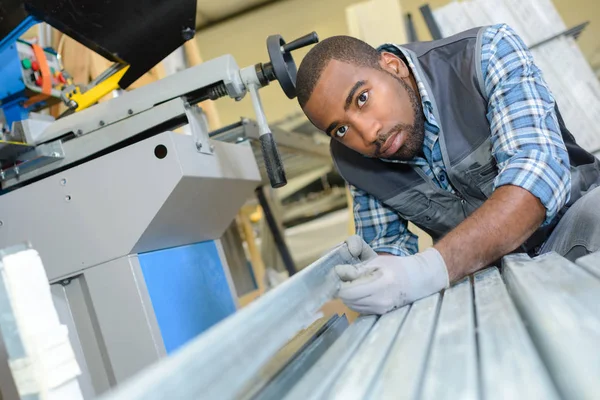 Rollmaschinensetzer Und Arbeit — Stockfoto