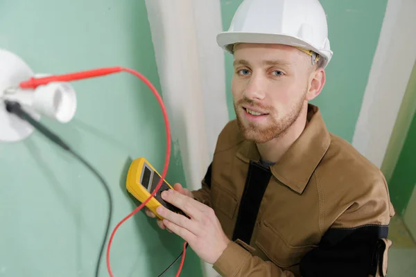 Elektriker Überprüft Den Strom — Stockfoto