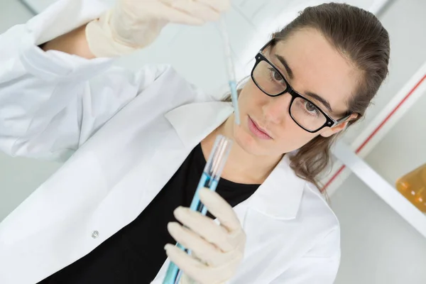 Jeune Femme Technicienne Scientifique Effectue Test Protéique — Photo