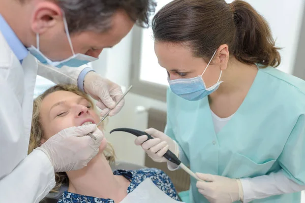 Paciente Femenina Con Dentistas — Foto de Stock