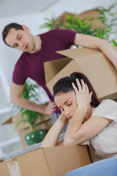 疲惫的女性和不安的男朋友携带纸板箱 — 图库照片