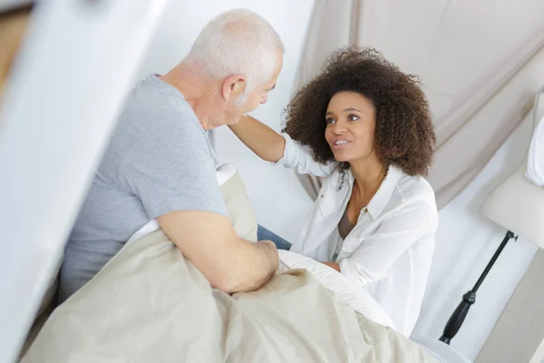 Senior Man Liggande Sängen Talar Till Hans Grand Dotter — Stockfoto