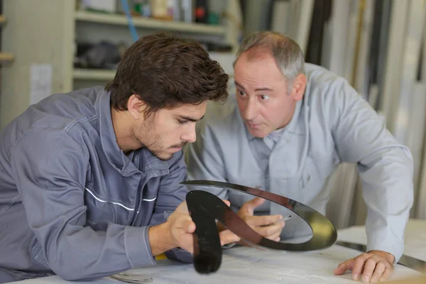 Ingénieur Vérifiant Les Stagiaires Travaillent Sur Plancher Usine — Photo