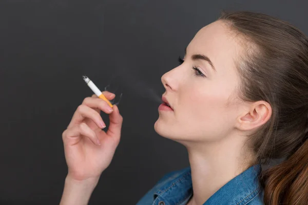 Junge Frau Raucht Eine Zigarette — Stockfoto
