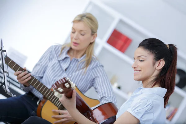 Jonge Vrouw Leren Gitaar Spelen — Stockfoto