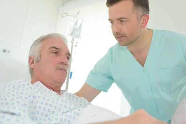 Médico Mirando Paciente Cama — Foto de Stock