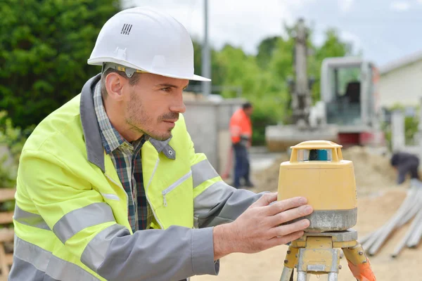 Empreiteiro Construção Usa Laser — Fotografia de Stock